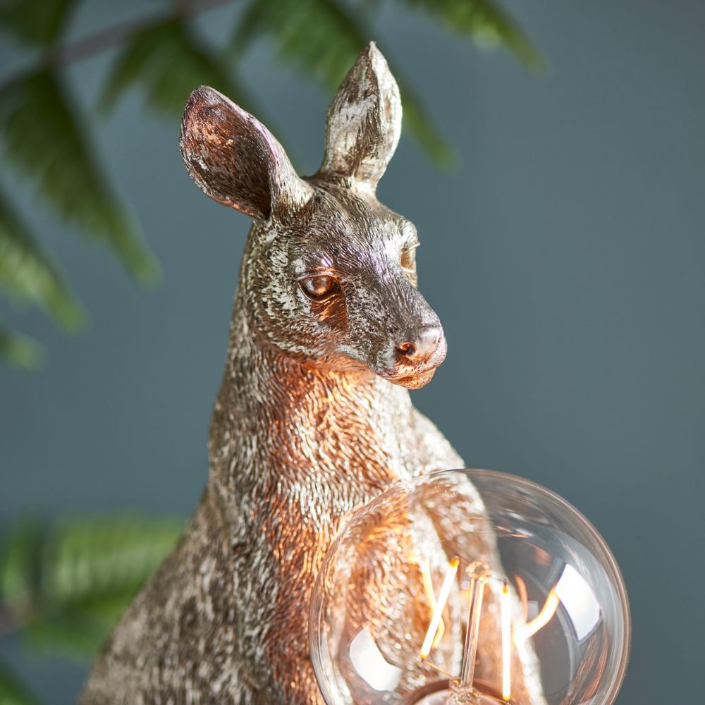 srebrna lampa stołowa w kształcie kangura