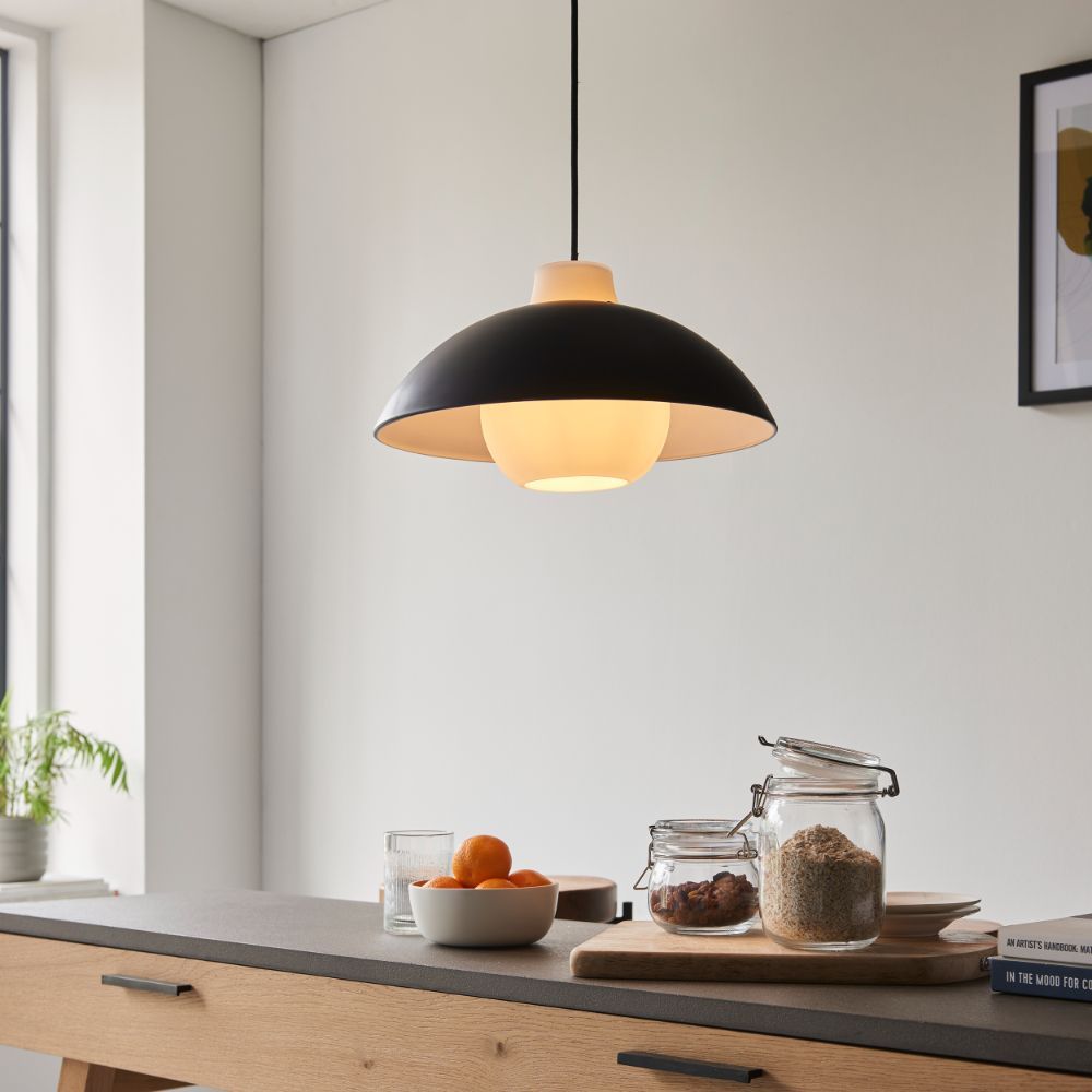 czarna lampa wisząca do kuchni skandynawskiej