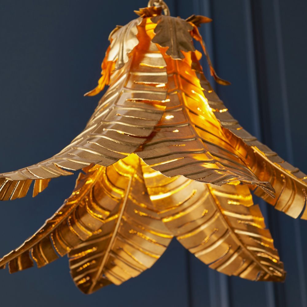 złota lampa wisząca z liści