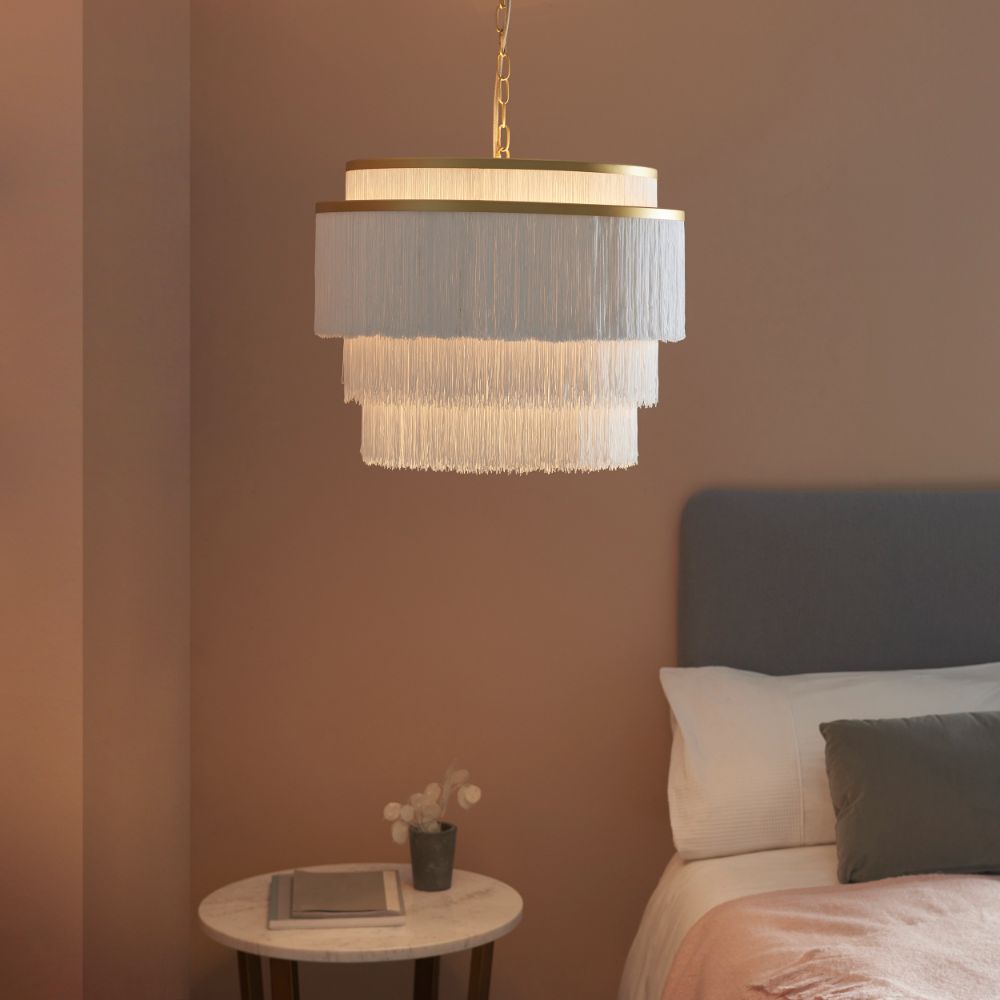 duża lampa z białych sznurków do sypialni