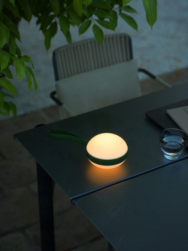 Lampa na stole przenośna
