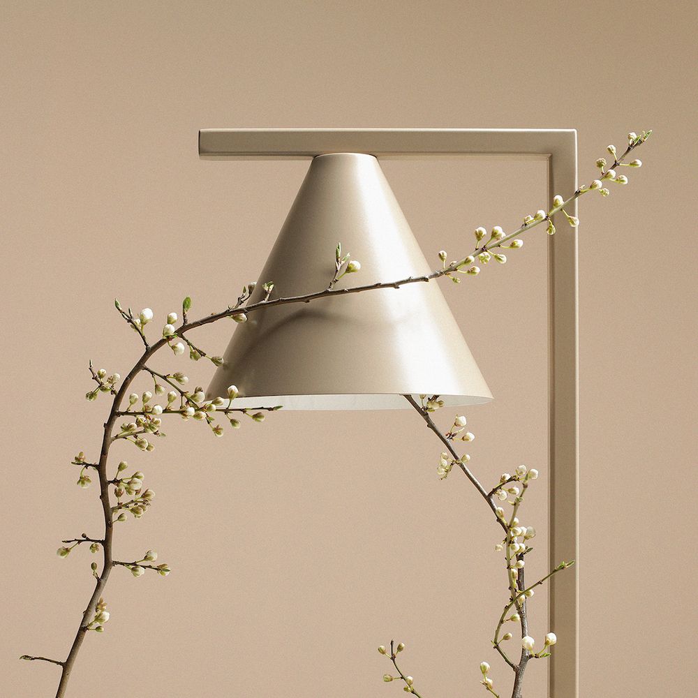 Lampka bezowa dekoracyjna - stojąca do salonu