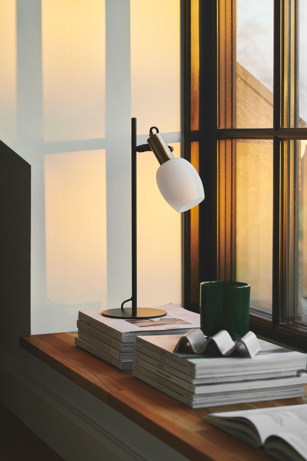 czarna lampa biurkowa szklany klosz