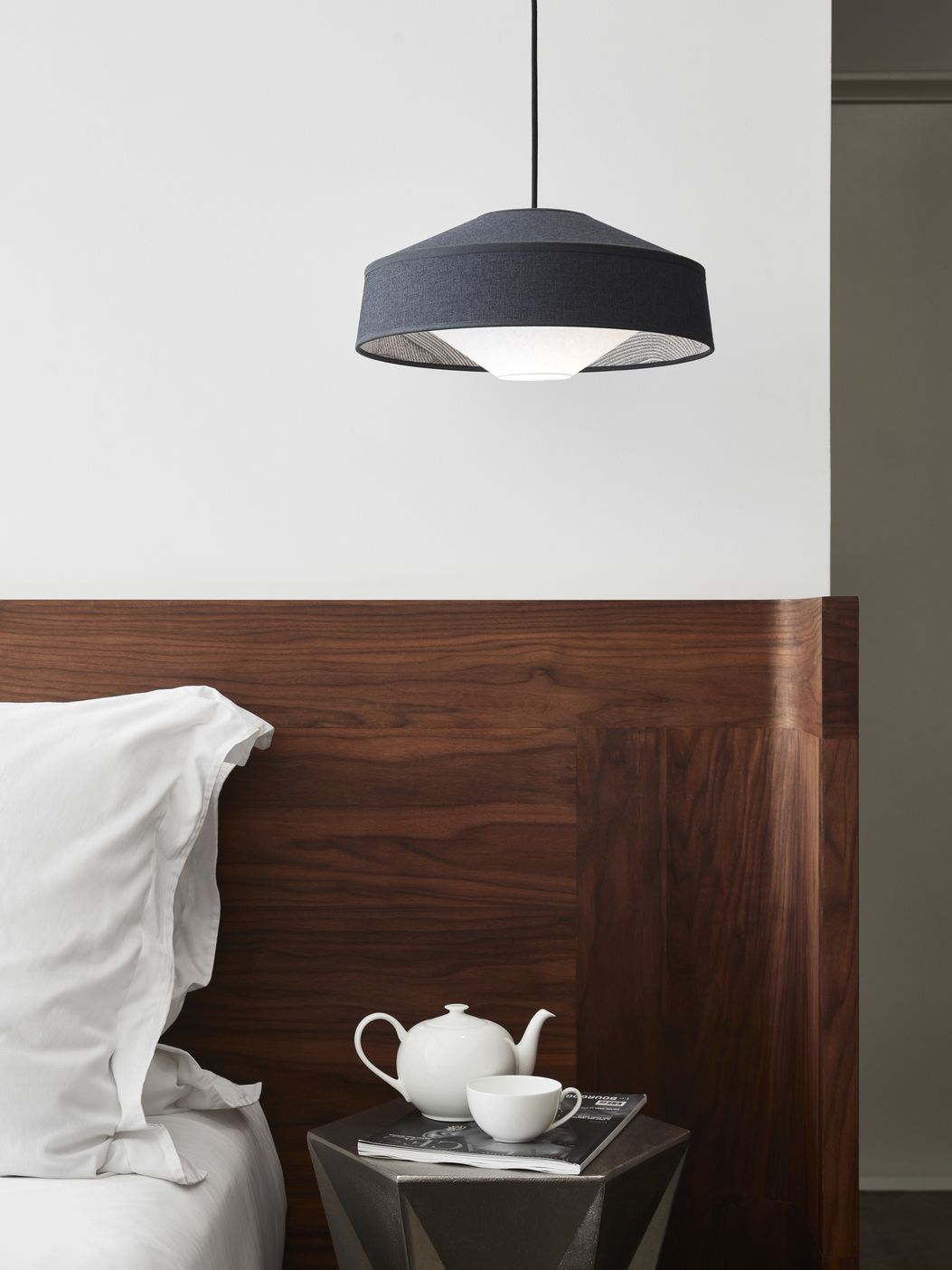 szara lampa wisząca do sypialni drewniany zagłówek