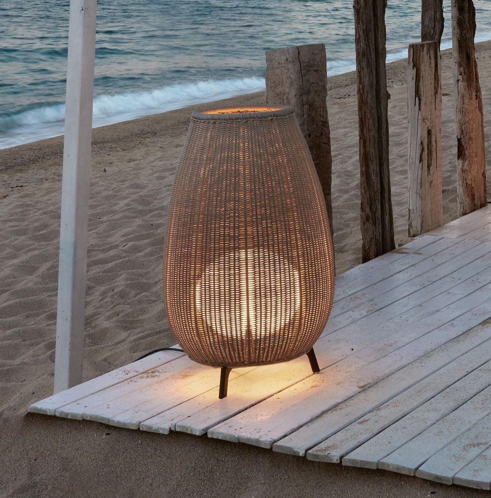 wiklinowa lampa stojąca na plażę i taras