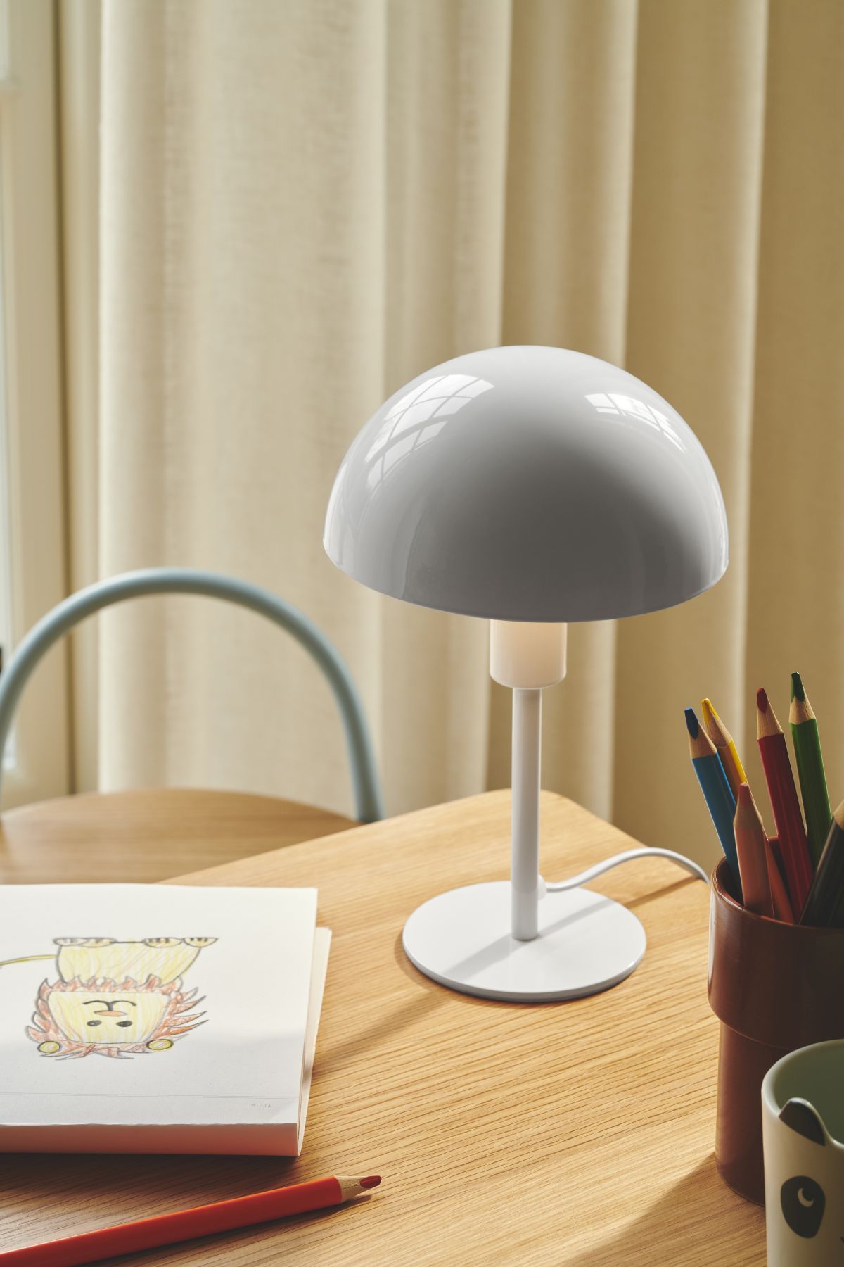 biała lampa stołowa na biurko