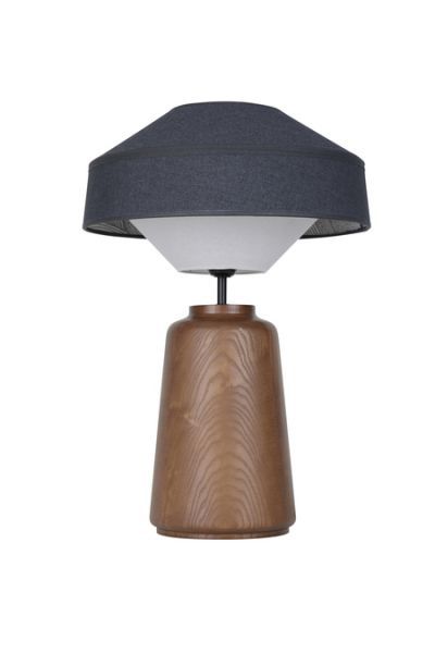 lampa stołowa z drewnianą podstawą