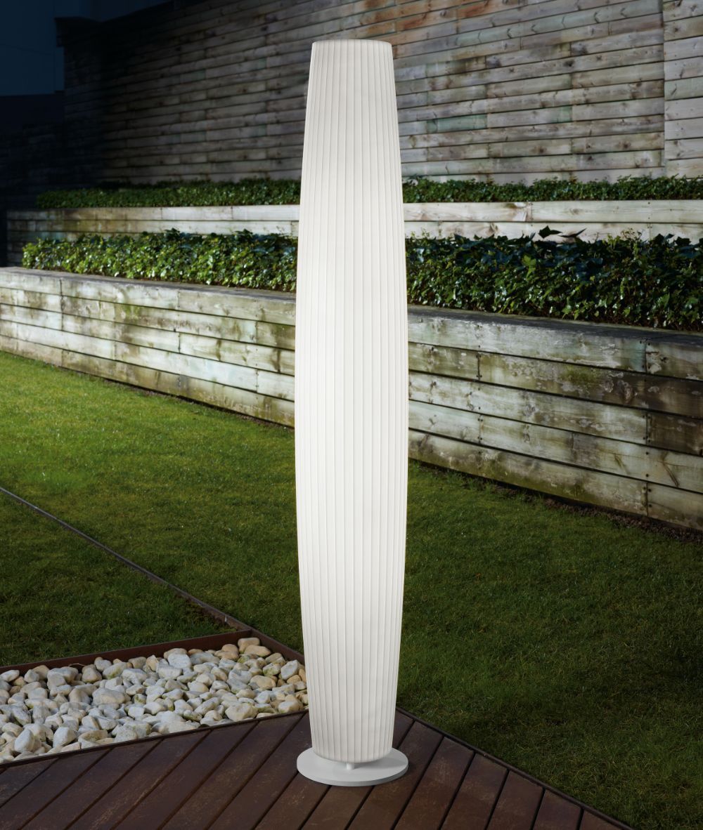 biała lampa stojąca do ogrodu