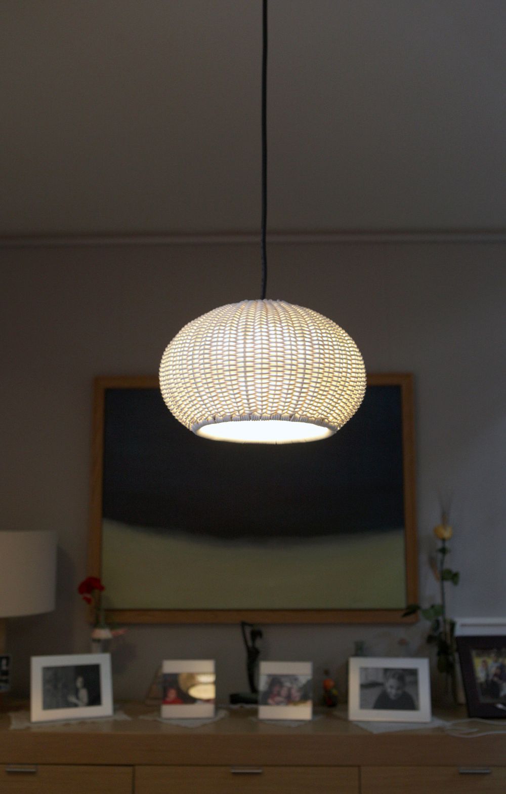 kremowa lampa z syntetycznej wikliny