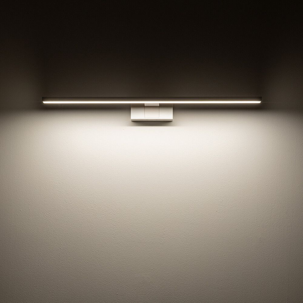 Kinkiet podłużny LED na ścianę w salonie