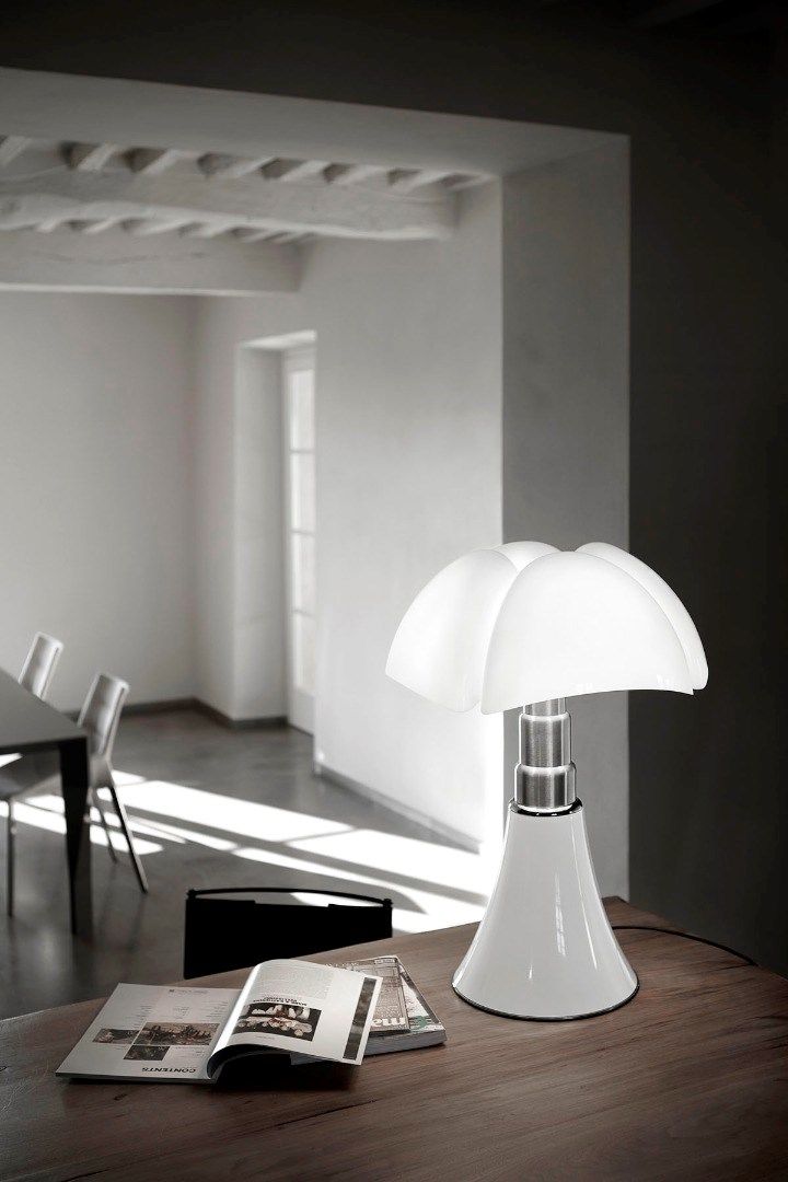 biała lampa na drewniany stół