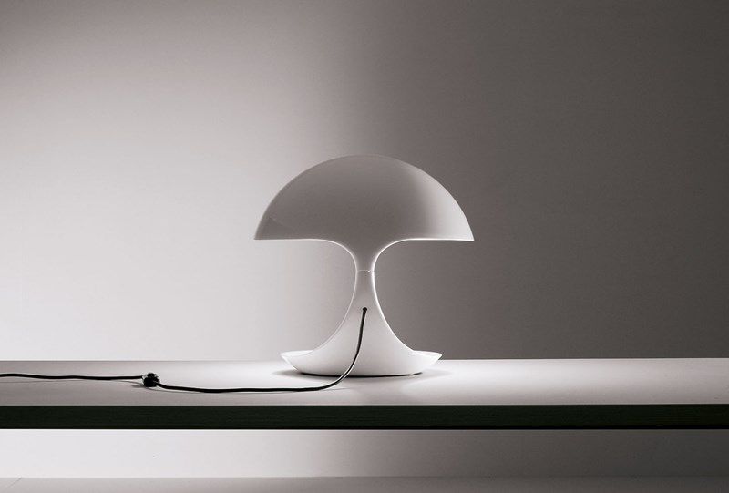 biała lampa stołowa nowoczesna z kablem