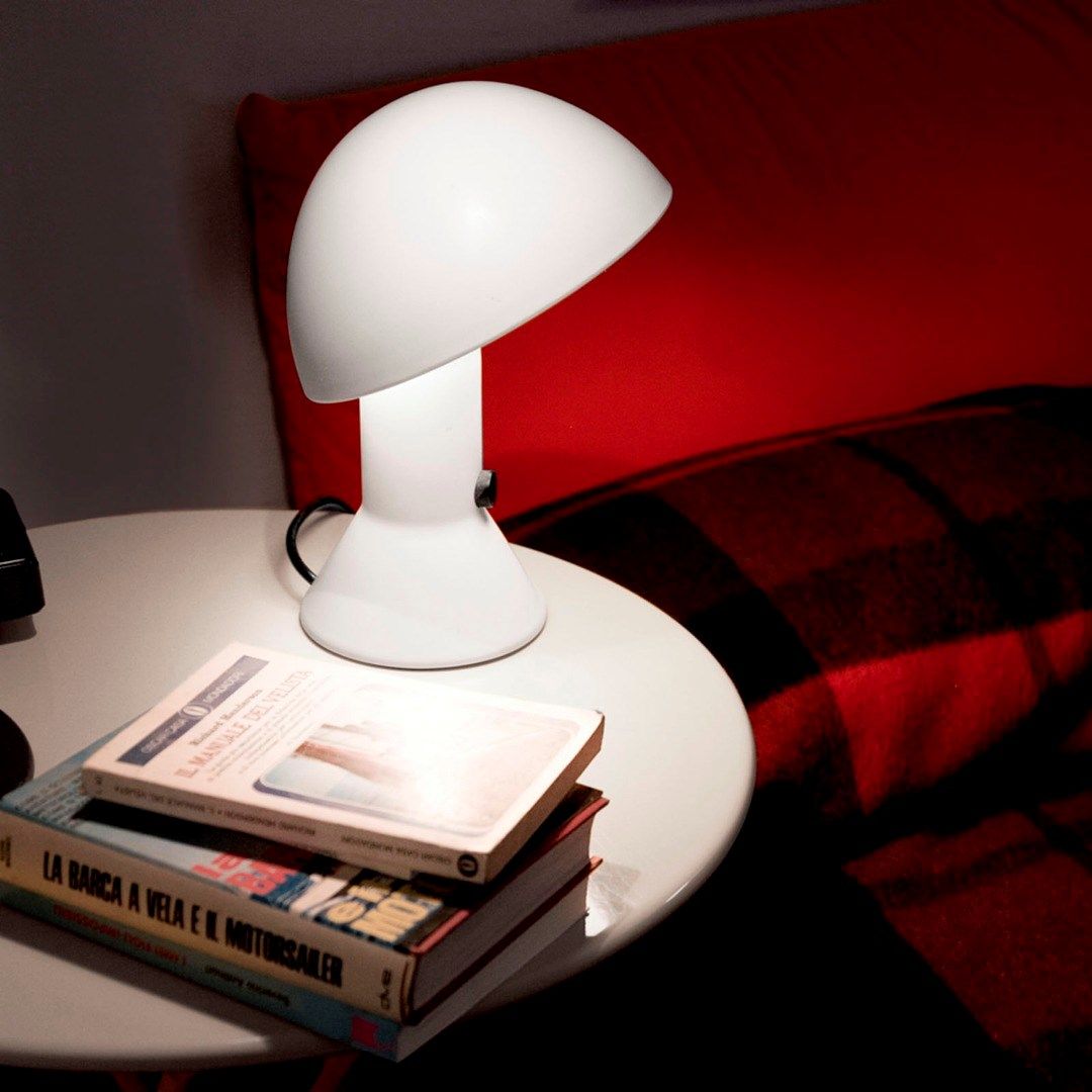 biała lampka nocna grzybek - do czytania w sypialni