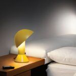 żółta lampka nocna grzybek na stolik w sypialni