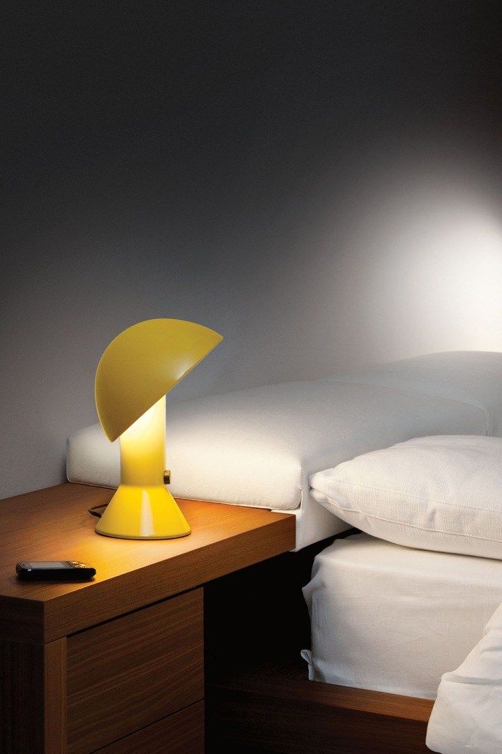 żółta lampka nocna grzybek na stolik w sypialni