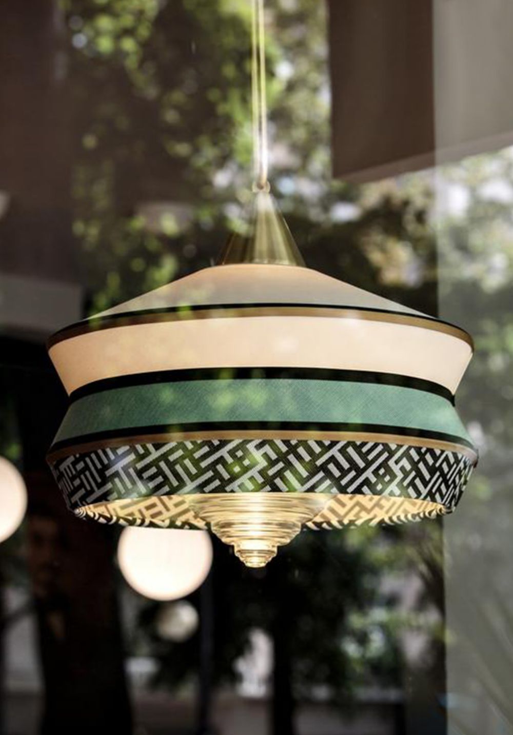 miętowa lampa z geometrycznym wzorem