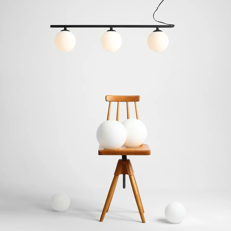 Czarna lampa wisząca do salonu Beryl - 3 białe kule