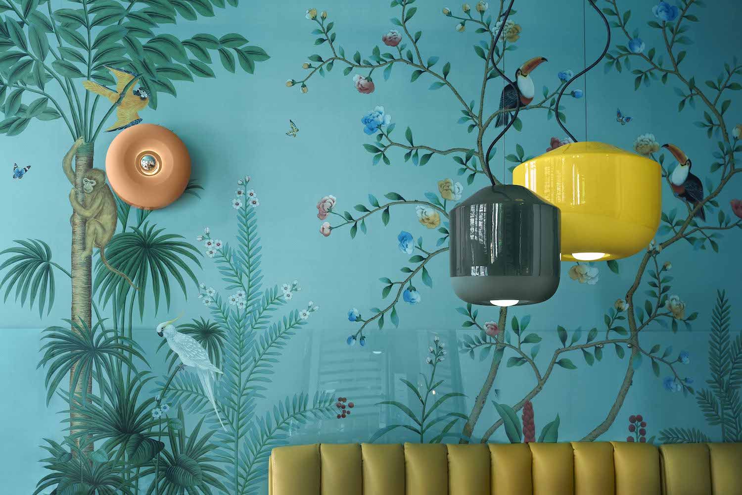 Ceramiczny plafon do salonu na ścianę z tapetą