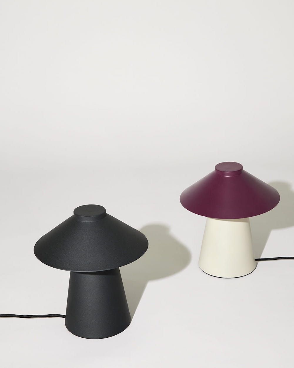 Lampa stołowa - bordowy klosz w kształcie stożka