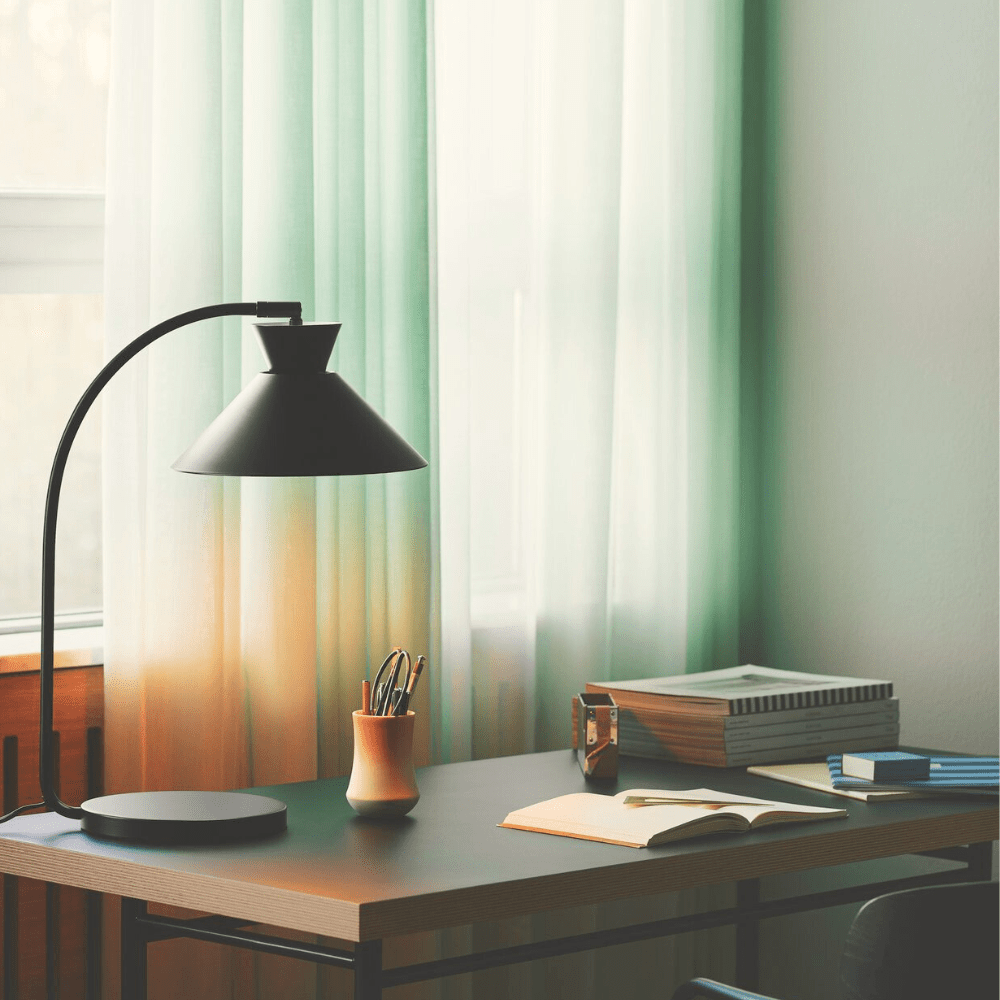 czarna lampka biurkowa na biurko