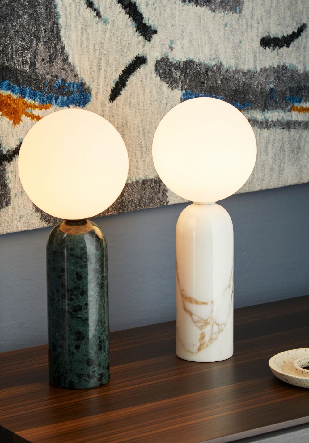 lampy stołowe z naturalnego marmuru na komodzie