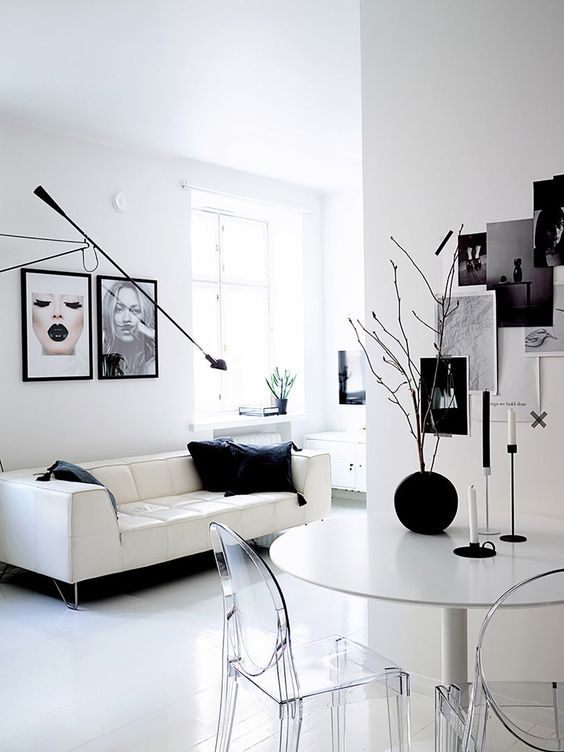 Piękny biały pokój z czarnymi dodatkami 