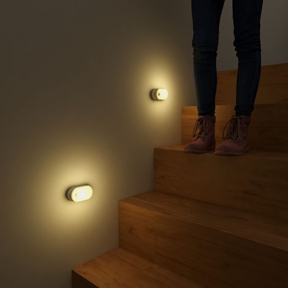 Lampki nocne ścienne na klatce schodowej