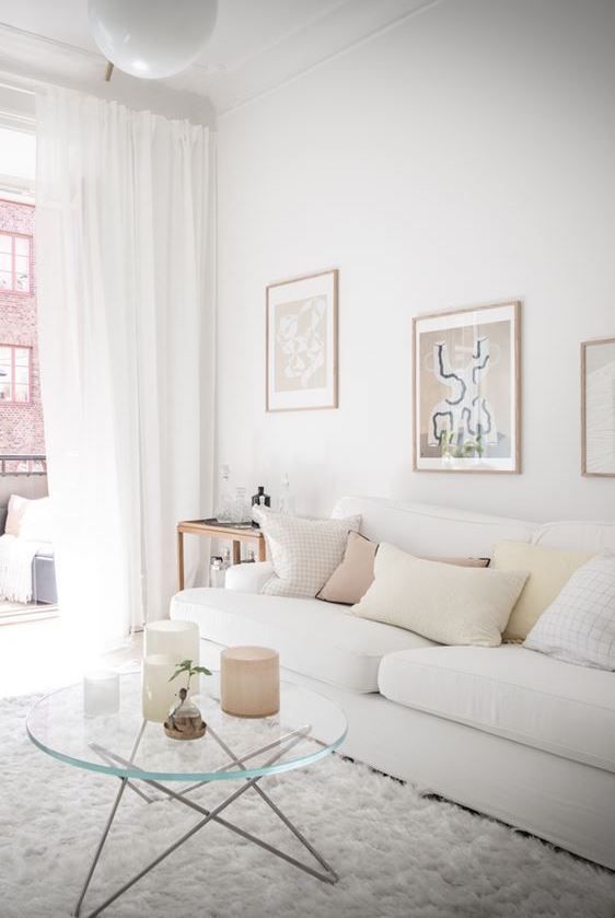 Zdjęcie małego jasnego salonu - białe ściany i meble