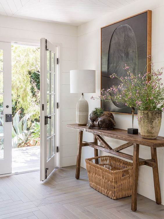 Zdjęcie salonu prowansalskiego z drzwiami do ogrodu