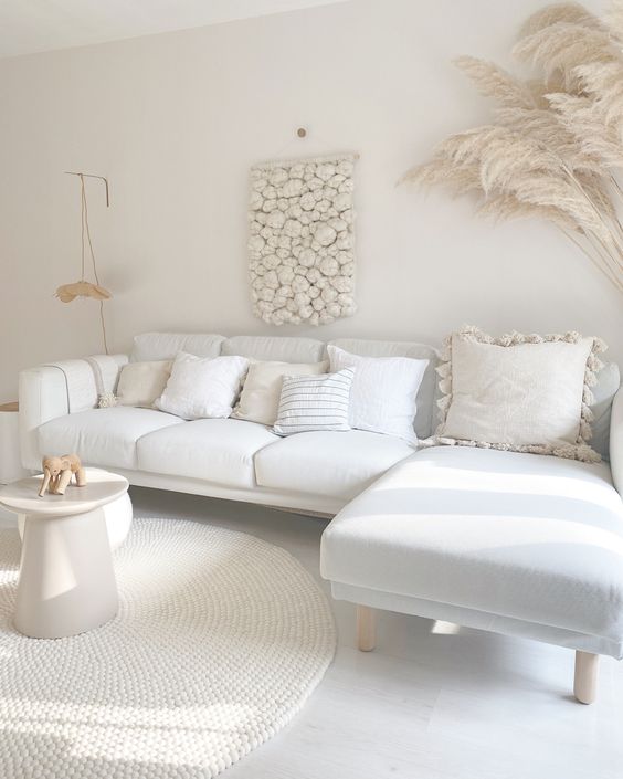 Piękny jasny biały salon - sofy, meble