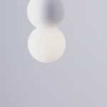 Dyskretna lampa wisząca StoneBall - biała