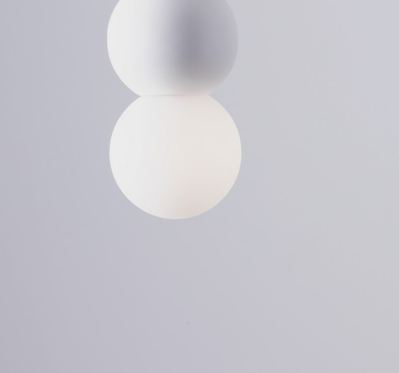Dyskretna lampa wisząca StoneBall - biała