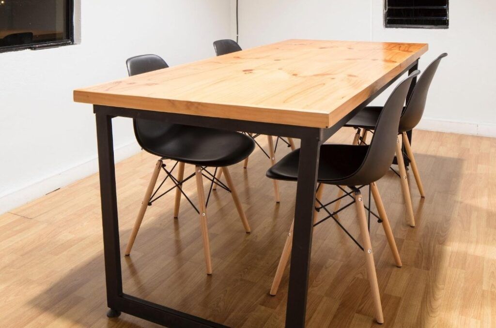 Drewniane stoły w stylu loftowym wyglądają nowocześnie