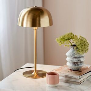 Złota lampa stołowa Cera - elegancki metalowy klosz