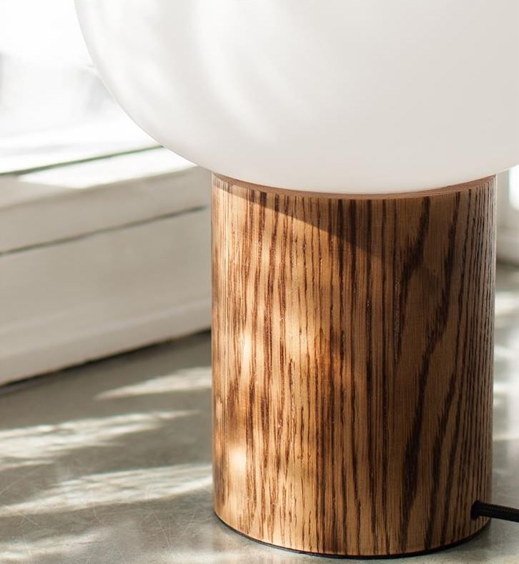 skandynawska lampa z drewnianą podstawą