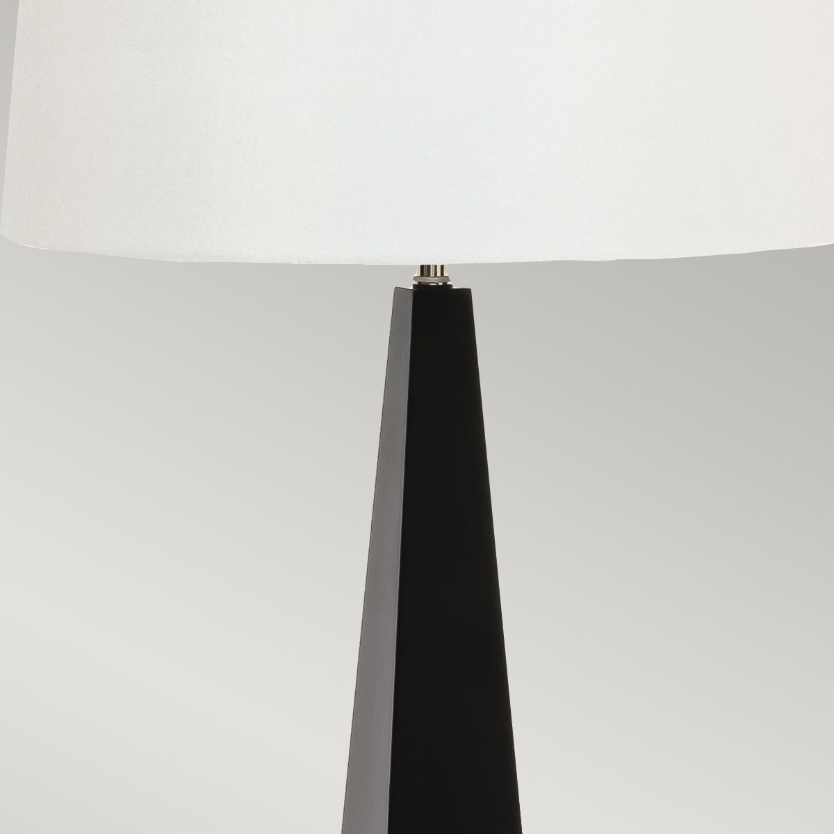 czarno-biała lampa stołowa do salonu