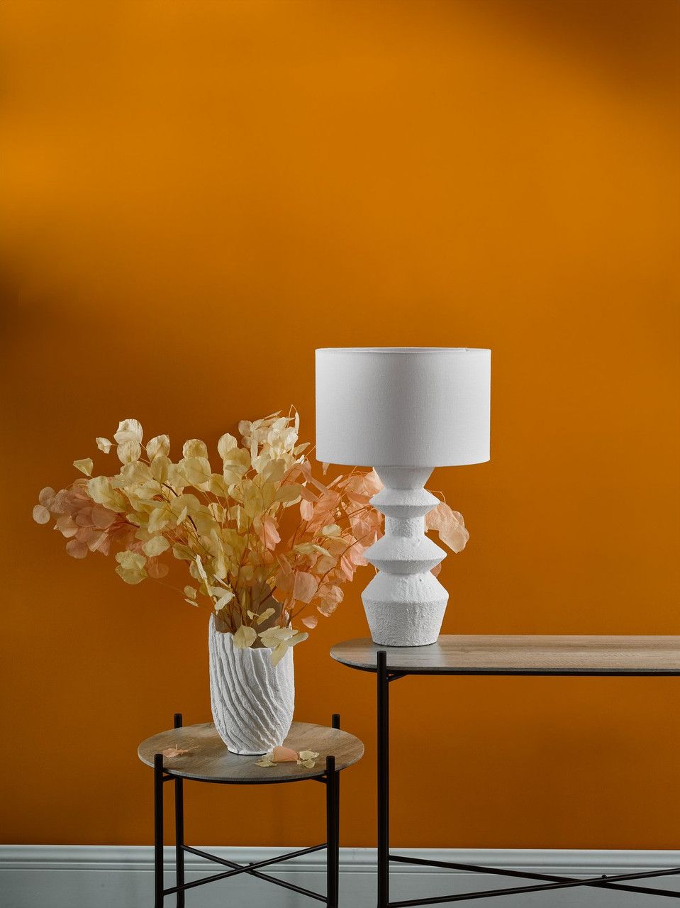 biała lampa stołowa do pomarańczowego salonu