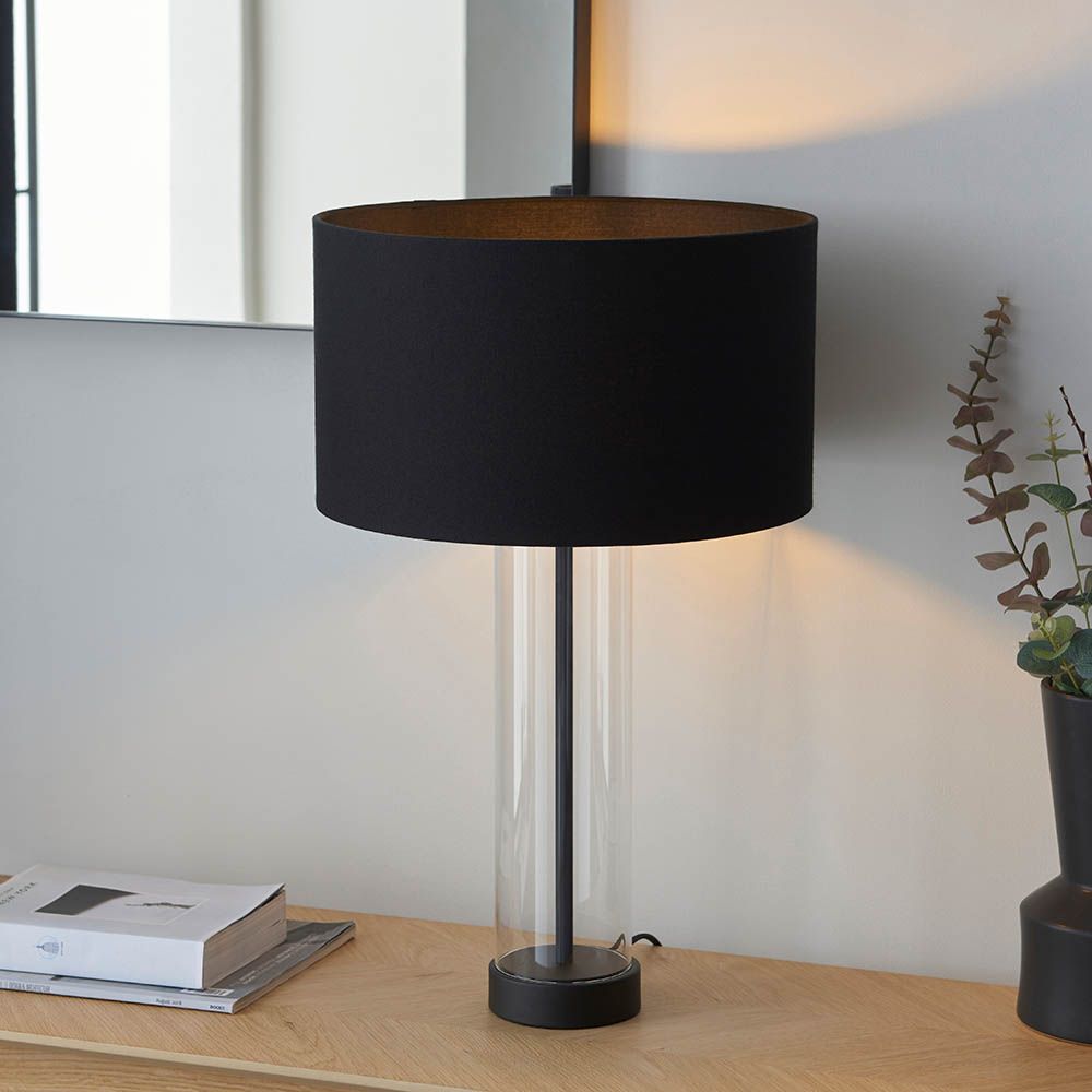 lampa stołowa z czarnym abażurem do biura
