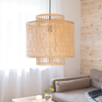 bambusowa lampa wisząca do salonu z drewnem