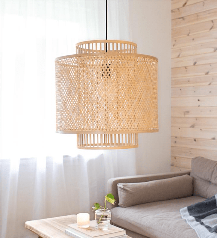 bambusowa lampa wisząca do salonu z drewnem