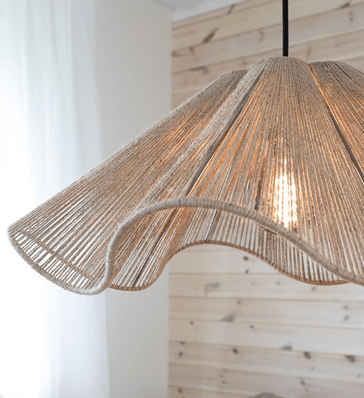 naturalna jutowa lampa wisząca do salonu w drewnie
