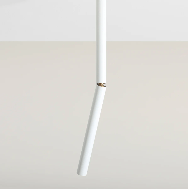 Cienka biała lampa sufitowa Stick S - ruchoma tubka