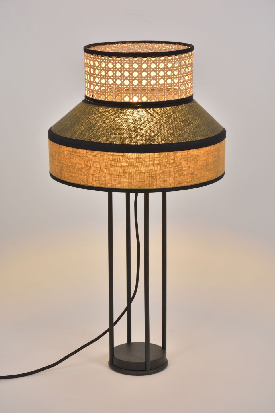 lampa stołowa z wiklinowym kloszem do gabinetu