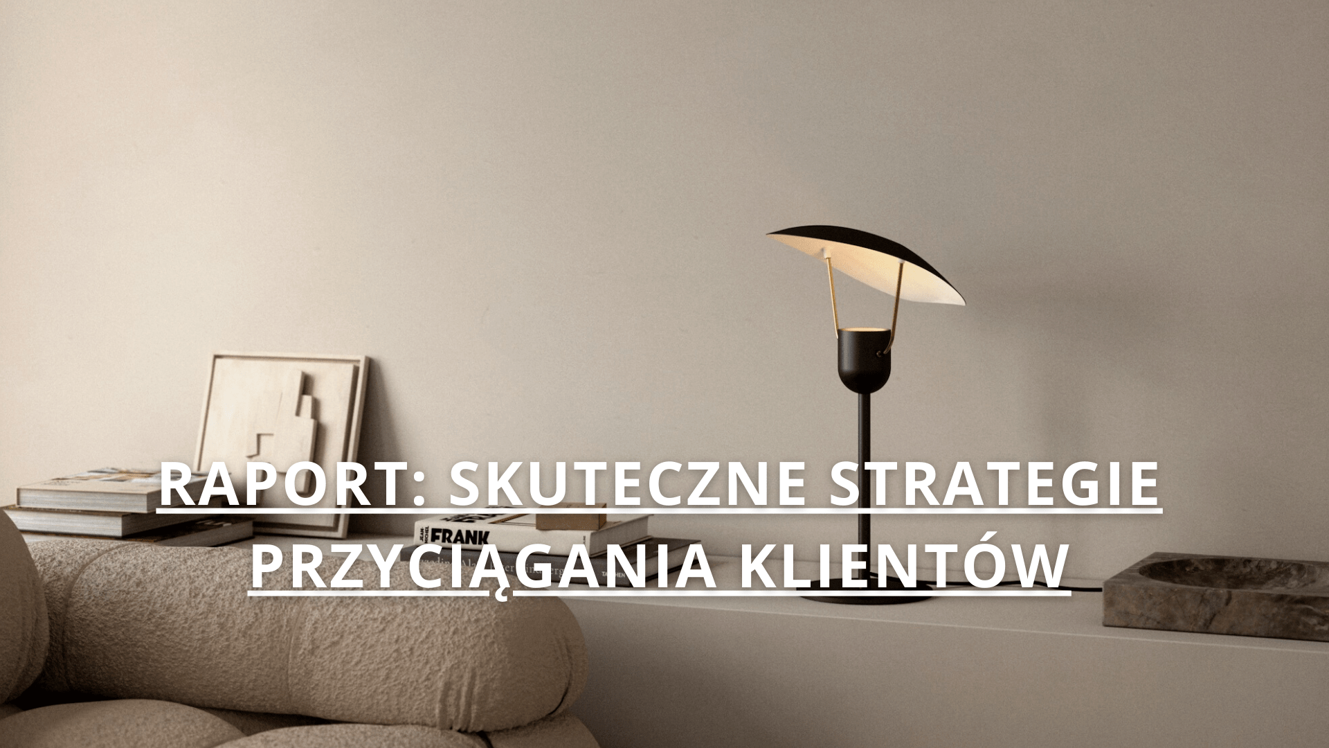 czarna lampa stołowa do jasnej kanapy i beżowej ściany