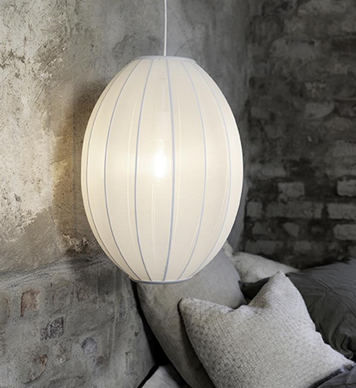 Lampa wisząca z białej siateczki Florence 40 - obok łóżka