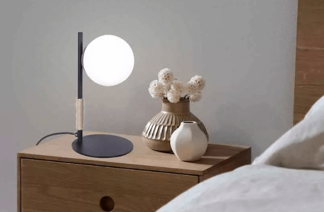 Lampa stołowa kula - sypialnia