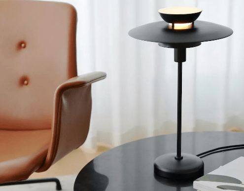 Piękna czarna lampka stołowa