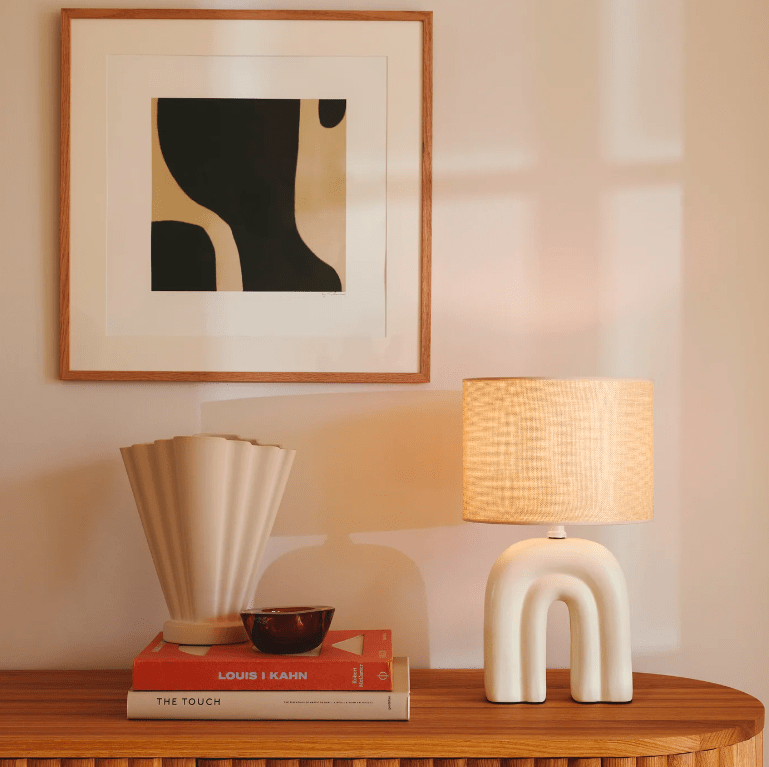 Lampa stołowa do sypialni Haze - ceramiczna, lniany abażur