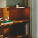 Lampka dekoracyjna do biblioteczki w salonie - Merlin