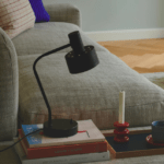 Lampka do sypialni na stolik - czarna Matis